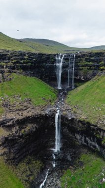 Fossa şelalesi, Faroe Adaları 'ndaki yemyeşil yemyeşil kayalıkların üzerinde şelale gibi. Bu huzurlu yer doğa aşıkları ve macera arayanlar için mükemmel bir kaçış noktası..
