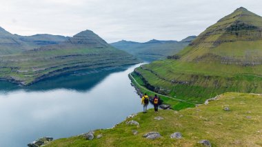 Yürüyüşçülerin yemyeşil tepeleri ve el değmemiş suları keşfettiği Gonguturur Hvithamar Patikası boyunca nefes kesici manzaralar gözler önüne seriliyor. Faroe Adalarının
