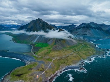 İzlanda 'nın nefes kesen hava manzarası sarp dağlar, yemyeşil vadiler ve Atlantik Okyanusu' yla buluşan kıyı şeridi, Hvalnes Doğa Koruma Alanı.