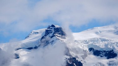 Svinafellsjokull Buzulu 'nun nefes kesici manzarası sisli bulutların arasında yükselen buz oluşumlarını gözler önüne seriyor..
