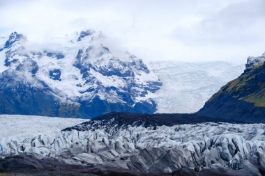 Etrafı engebeli dağlar ve kalın buz tabakalarıyla çevrili Svinafellsjokull Buzulu 'nun nefes kesici manzarasını deneyin..