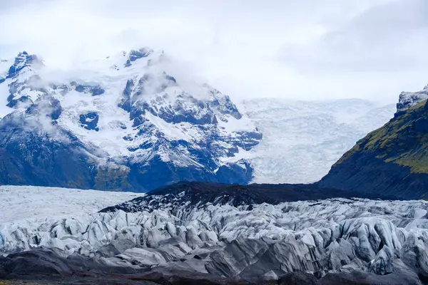 Etrafı engebeli dağlar ve kalın buz tabakalarıyla çevrili Svinafellsjokull Buzulu 'nun nefes kesici manzarasını deneyin..