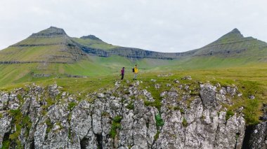 İki maceracı, dramatik uçurumlar ve Faroe Adaları 'nın yemyeşil manzaralarıyla çevrili büyüleyici Gonguturur Hvithamar Patikası' nı keşfeder. Doğa aşıkları ve yürüyüşçüler için mükemmel bir sahne..