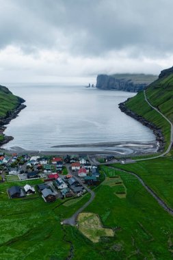 Verdant Hills ve sakin suların arasına yerleşen Faroe Adaları 'ndaki bu kıyı köyü dramatik bir zemin karşısında renkli evler sergiliyor. Tjornuvik Köyü