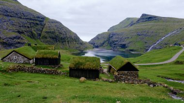 Bereketli yeşil tepelerin arasına yerleşen Faroe Adaları 'ndaki bu tuhaf köyde bölgenin eşsiz mimarisini yansıtan geleneksel otlaklı evler yer alıyor. Saksun Köyü
