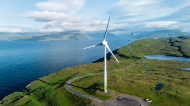 Kuzey Atlantik 'te yuva yapmış olan Faroe Adaları kıyı boyunca stratejik olarak yerleştirilmiş yeşil tepeler, dramatik uçurumlar ve rüzgar türbinleri sergiliyor..