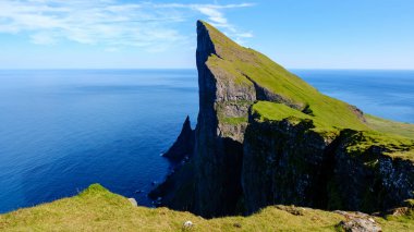 Faroe Adaları 'ndaki Mylingur zirvesinden nefes kesici manzara.