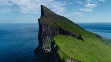Yükselen Mylingur kayalıkları, yemyeşil çimenler ve parlak mavi gökyüzü ile çevrili Atlantik Okyanusu 'ndan çarpıcı bir şekilde yükselir. Bu uzak konum nefes kesici manzaralar ve huzurlu manzaralar sunar.