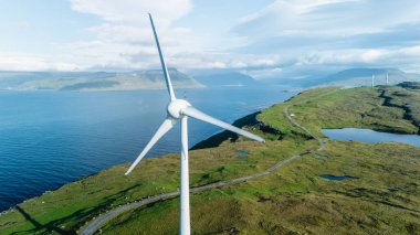 Faroe Adaları 'nın çarpıcı zeminine karşı bir rüzgar türbini barındıran nefes kesici bir manzara..