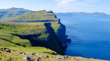 Atlas Okyanusu 'ndan yükselen Faroe Adaları' nın nefes kesici uçurumlarını tecrübe edin..