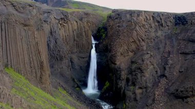 İzlanda 'da yükselen bazalt sütunlar arasında Hengifoss şelalesinin nefes kesici güzelliğine tanık olun. Bu eşsiz jeolojik oluşum İzlanda 'nın büyüleyici cazibesini sergiliyor.