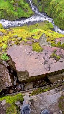 İzlanda 'nın nefes kesen güzelliğini keşfedin. Uçurumdan çarpıcı bir manzarayla doğal harikalar yaratın. Mulagljufur Kanyonu İzlanda