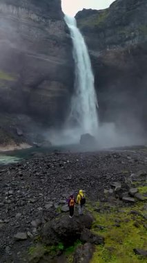 İzlanda 'da şelalenin kayalık kayalıklara çarpıcı bir şekilde düşüşü gibi hayret verici bir güzelliğe tanık olun..