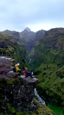 Maceracılar yemyeşil ve dramatik uçurumlarla çevrili Mulagljufur Kanyonu 'nun kenarında dinlenirler. Kanyon boyunca akan manzaralı bir nehir nefes kesici bir zemin oluşturur..