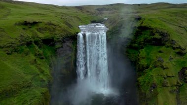 İzlanda 'daki nefes kesen Skogafoss şelalesini, yemyeşil kayalıkların üzerinden yükselen güçlü akıntıları ve dingin manzarada yükselen sisi deneyimlemek. Doğanın güzelliği gözler önüne seriliyor.