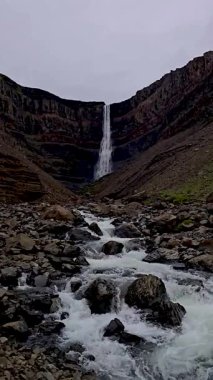 Kendinizi İzlanda 'nın görkemli manzarasına daldırın Hengifoss şelalesi kayalık kayalıklardan aşağı yuvarlanırken, İzlanda' nın engebeli arazisiyle çevrili..