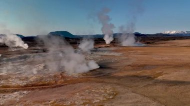 İzlanda 'nın nefes kesen jeotermal özelliklerini gün batımında çarpıcı bir manzarada Dünya' dan buhar yükselirken tecrübe edin. Bu sahne doğanın ham enerjisini çarpıcı detaylarla yakalar. Hver Myvatn