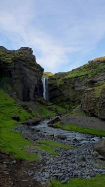 Kvernufoss şelalesi İzlanda 'da yemyeşil bir kanyondan akıyor. Yeşillik ve engebeli kaya oluşumları bu sakin yer için çarpıcı bir doğal zemin oluşturur..