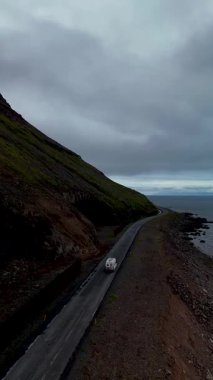 İki yürüyüşçü engebeli araziyi ve görkemli buz oluşumlarını keşfederken İzlanda 'daki Svinafellsjokull Buzulu' nun çarpıcı güzelliğini keşfedin. Huzurlu atmosferi ve dramatik çevreyi tecrübe edin..