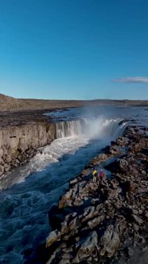 Avrupa 'nın en etkileyici şelalelerinden biri olan Dettifoss yakınlarındaki Selfoss' un güçlü çağlayan sularına tanık olun. Ziyaretçiler İzlanda 'nın çarpıcı arazisini keşfederken güzelliğine hayret ediyorlar. 