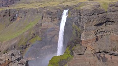Haifoss şelalesinin nefes kesici güzelliğinin İzlanda 'daki antik uçurumlara düşüşünü deneyimleyin..