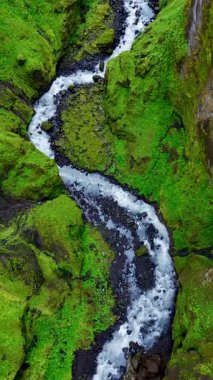 Mulagljufur Kanyonu 'nda bir nehir zarif bir şekilde akar ve İzlandalıların el değmemiş doğal güzelliklerini gözler önüne serer. Dramatik uçurumlar bu sakin ama güçlü sahneyi çerçeveler..