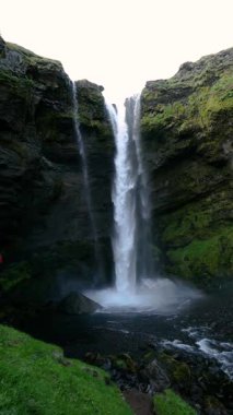 Kvernufoss şelalesi İzlanda 'daki yosun kaplı uçurumlardan aşağı yuvarlanıyor..