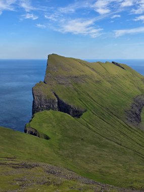 Mylingur 'ların engebeli uçurumları ve Kuzey Atlantik Okyanusu' na bakan yemyeşil alanları göz kamaştırıcı. Canlı manzara, yürüyüşçüleri açık bir günde doğal güzelliklerini keşfetmeye davet eder..
