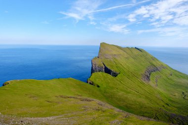 Kuzey Atlantik 'in turkuaz sularından yükselen Mylingur kayalıkları Faroe Adaları' nın doğal güzelliklerini gözler önüne seriyor. Canlı yeşil çimenler yamaçları kaplıyor, keşifleri davet ediyor..