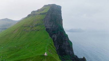 Atlantik Okyanusu 'na bakan yemyeşil gökdelenlerle kaplı yüksek uçurumlar büyüleyici doğal güzellikler sergiliyor. Denizcilik tarihinde küçük bir deniz feneri, sisli atmosfere cazibe katarken,.