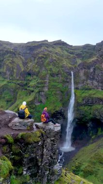 Ziyaretçiler yemyeşil ve görkemli şelalelerle çevrili Mulagljufur Kanyonu 'nun çarpıcı güzelliğinin tadını çıkarıyorlar. Maceracılar bu İzlanda cennetinde korku ve sükunet anları yakalıyorlar..