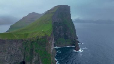 Verimli yeşil tepelerin kükreyen Atlantik Okyanusu ile buluştuğu Kalsoy Adası Faroe Adaları 'nın nefes kesici uçurumlarını deneyin..