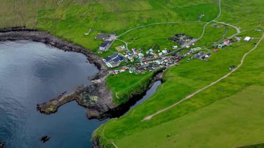 Faroe Adaları 'na yerleşen Gjogv, muhteşem bir kıyı manzarası ve büyüleyici bir köy atmosferi sunuyor. Bereketli yeşil manzaranın, geleneksel Faroe mimarisinin ve sakin suların tadını çıkarın..