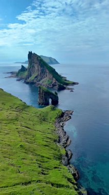 Faroe Adaları kıyıları boyunca dramatik uçurumları ve eşsiz kaya oluşumlarını gösteren muhteşem manzara..