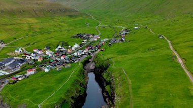 Faroe Adaları tepelerinde yuva yapmış tuhaf bir köy olan Gjogv 'un huzur veren güzelliğini keşfedin..