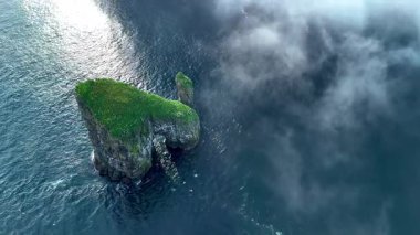 Sakin sularla çevrili eşsiz kaya oluşumuyla Drangarnir uçurumunun nefes kesici güzelliğini hissedin. Bu doğa harikası sükunet yayar, doğa severler ve maceracılar için mükemmeldir..