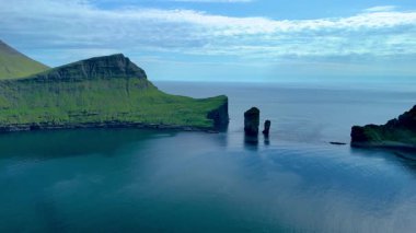 Faroe Adaları 'nın sakin sularından nefes kesen uçurumlar, uçsuz bucaksız mavi gökyüzü altında çarpıcı jeolojik oluşumlar sergiliyor. Bu uzak cennet keşfi davet ediyor..