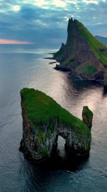 Drangarnir uçurumlarının nefes kesici manzaraları dramatik oluşumlarını ve yemyeşil manzaralarını gözler önüne seriyor.