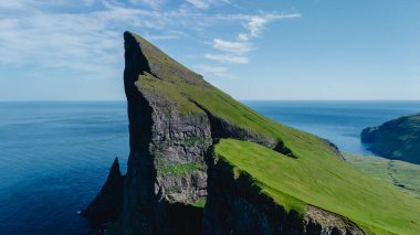 Bereketli yeşil araziden hızla yükselen çarpıcı bir uçurum manzarası Atlantik Okyanusu 'na nefes kesici bir bakış açısı sunuyor..