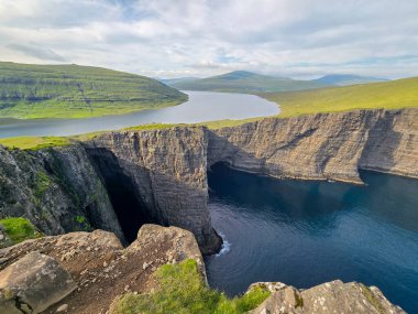 Faroe Adaları 'ndaki Sorvagsvatn Gölü' nün sakin sularının üzerinde etkileyici uçurumlar yükseliyor ve nefes kesici doğal güzellikler sergiliyor. Sorvagsvatn Gölü