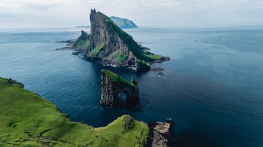 Soluk kesici Drangarnir kaya oluşumları, sakin sular ve yemyeşil sularla çevrili Faroe Adaları 'nın kıyı şeridine hakim. Manzara, bu uzak cennetteki doğanın saf güzelliğini yakalar..