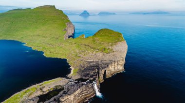 Atlas Okyanusu 'nun sakin sularıyla buluşan yüksek uçurumlarla nefes kesici bir manzara gözler önüne seriliyor. Sorvagsvatn Gölü Faroe Adaları