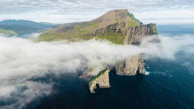 Kuzey Atlantik 'ten nefes kesen uçurumlar, yumuşak bir sis tabakasıyla kaplanarak Faroe Adaları' nda mistik bir atmosfer yaratıyor. Drangarnir uçurumları