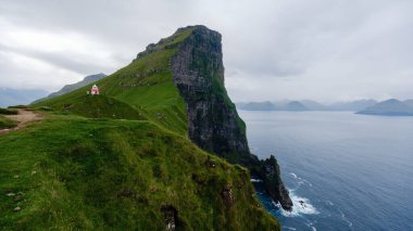 Mykines Adası 'nın nefes kesen manzarası yükselen uçurumlar ve geniş Kuzey Atlantik Okyanusu ile çevrili canlı bir deniz feneri. Kallur Deniz Feneri, Kalsoy Adası