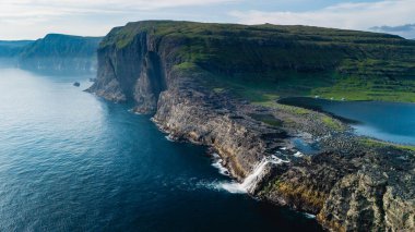 Atlantik Okyanusu 'ndan yükselen sarp kayalıkların büyüleyici manzarası, yemyeşil manzaraların içinden gözetlemesi. Sorvagsvatn Gölü Faroe Adaları