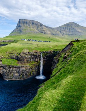 Mulafossur Şelalesi 'ni deneyin. Berrak yeşil tepeler ve çarpıcı Faroe Adaları' ndaki tuhaf Gasadalur köyü ile çevrili sakin bir okyanusa dalıyor..