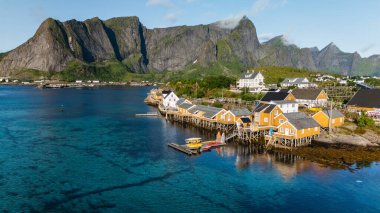 Renkli geleneksel kamaralar, Norveç 'in cazibesini yansıtan görkemli dağların arasına kurulmuş Sakrisoy' un rıhtımında yer alır. Açık mavi su güneşli bir günde manzarayı güzelleştirir..