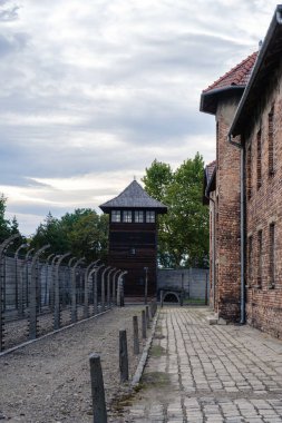 Polonya 'daki Auschwitz Birkenau toplama kampının kasvetli atmosferi tarihi binalar ve gözetleme kuleleri tarafından vurgulanıyor. Bu dokunaklı yer, geçmiş olaylara ve anılara bir vasiyet olarak duruyor..