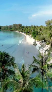 Koh Kood Adası Tayland 'daki sakin bir sahil yumuşak beyaz kum ve yemyeşil alanları sergiliyor, ziyaretçileri sallanan palmiye ağaçları altında dinlenmeye ve gündoğumunda sakin turkuaz suların tadını çıkarmaya davet ediyor.