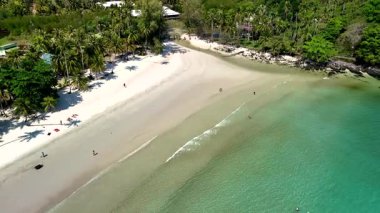 Tayland 'daki Koh Kood Adası' nın sakin güzelliğini keşfedin. Yumuşak kumlu plajların turkuaz sularla buluştuğu bir yer. Rahatlamak ve dinlenmek için mükemmel bir yer..